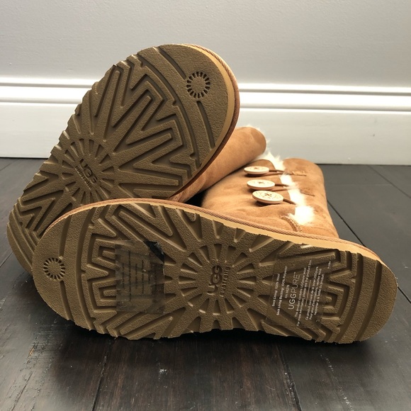 UGG Bailey Button Triplet Genuine Shearling Boot - Picture 7 of 7